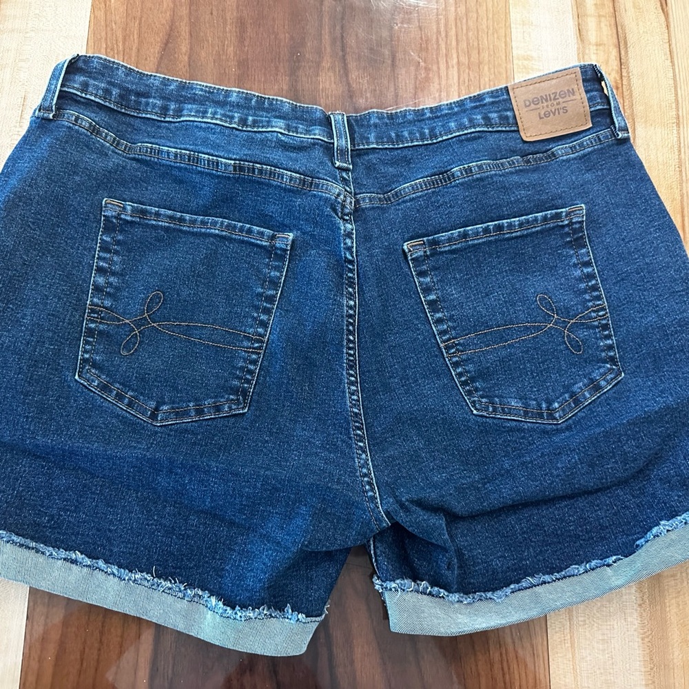 Levi’s Mid-Rise Shorts - Picture 2 of 4